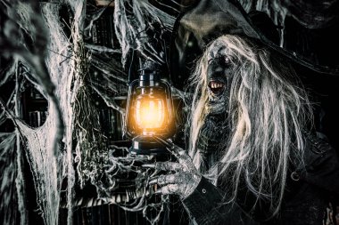 Bir meşale tutan bir cadı. Cadılar Bayramı. Korku filmi.