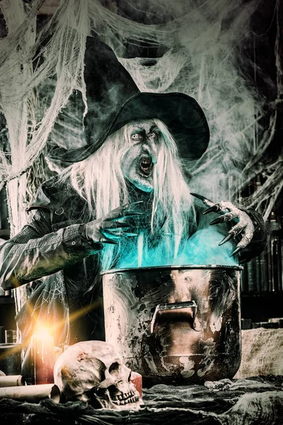 Bir cadı büyü hazırlanıyor. Halloween kılık. Korku filmi.