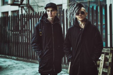 Gençlik bahçede. Gençlik moda. Geçiş yaş problemleri.