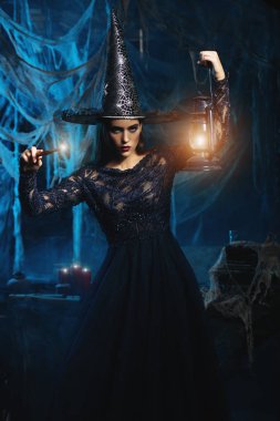 Şatoda bir cadı. Cadılar Bayramı. Kutlama.