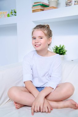 Rahat kıyafetler bir dinlenme evde olan şirin bir kız portresi. İç. Çocuk moda.