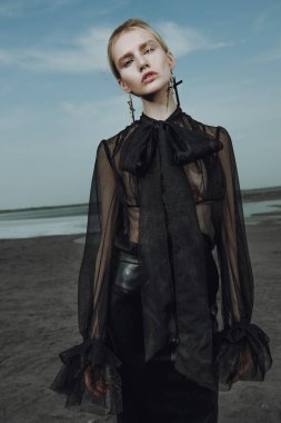 Açık poz siyah giysili güzel bir Gotik kadın portresi. Güzellik, moda.