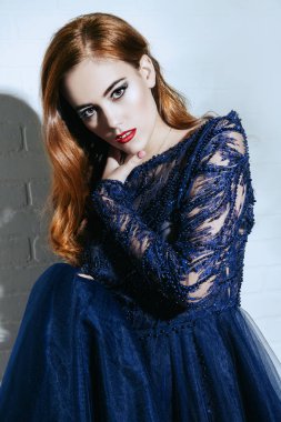 Bir gece elbisesi güzel bir bayan. Moda, güzellik.