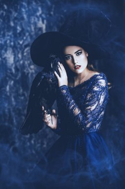 Bir cadıyla bir kuzgun. Cadılar Bayramı. Kutlama.