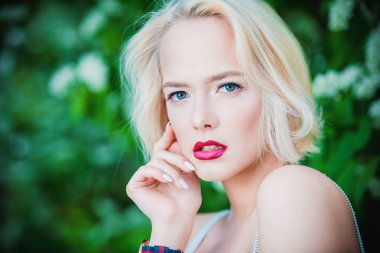 Sarı saçlı açık poz ile çekici genç kadın. Ruh, bahar ve yaz. Güzellik, kozmetik.