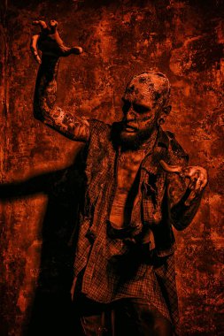 Kırmızı ışıkta ürpertici korkunç zombi. Cadılar Bayramı. Korku filmi.