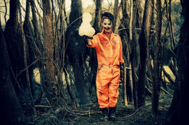 Kana susamış palyaço adam bir helva ile bir gece ormanda. Cadılar Bayramı. Korku.