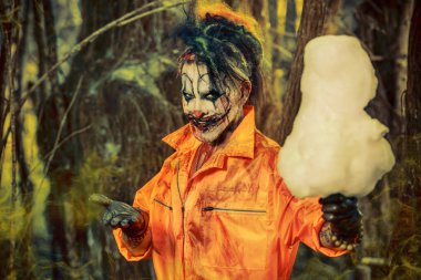 Kana susamış palyaço adam bir helva ile bir gece ormanda. Cadılar Bayramı. Korku.