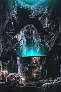 Bir cadı büyü hazırlanıyor. Halloween kılık. Korku filmi.