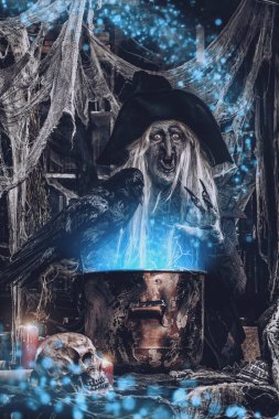 Bir cadı büyü hazırlanıyor. Halloween kılık. Korku filmi.