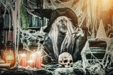 Bazı kötü hazırlanıyor. Cadılar Bayramı kavramı. Korku filmi.