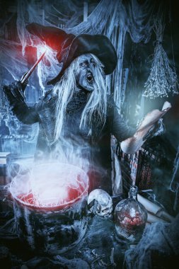 Bir cadı büyü hazırlanıyor. Halloween kılık. Korku filmi.