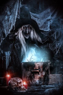 Bir cadı büyü hazırlanıyor. Halloween kılık. Korku filmi.