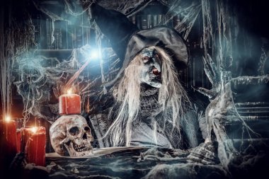 Sihirli bir sopa tutan bir cadı. Cadılar Bayramı. Korku filmi.