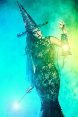 Bir meşale tutan cadı kostüm güzel bir bayan. Cadılar Bayramı. Kutlama.