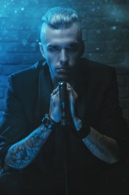 Bir vampir adam portresi. Klasik tarzı. Güzellik, moda.