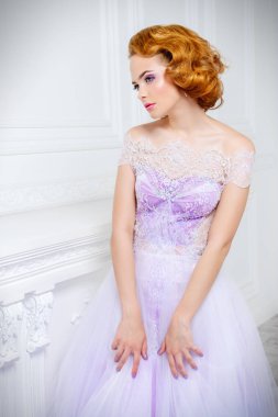 Sevimli gelin kadın yemyeşil bir etek ile güzel bir gelinlik. Lüks daireler.