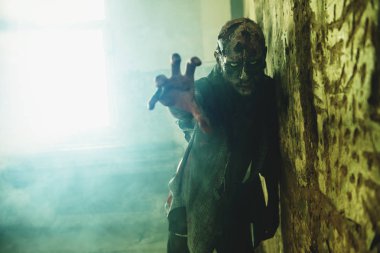 Ürpertici korkunç zombi portresi. Cadılar Bayramı. Korku filmi.