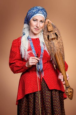 Ulusal kostüm yaşlı yerli kadın eski keman çalıyor.