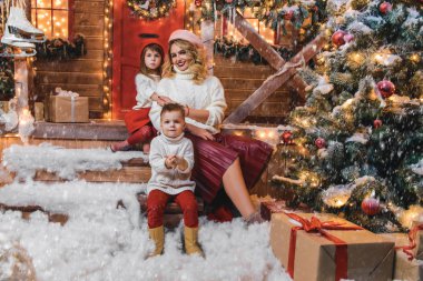 Mutlu anne ve çocuk evin, Noel için dekore edilmiş poz olan. Mevsim kış moda. Mutlu Noeller ve mutlu yeni yıl.