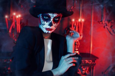 Tux iç kadın portresi. Şeker kafatası makyaj. Cadılar Bayramı.