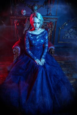 Bir güzel vampir kadın karanlık bir odada oturuyor. Klasik tarzı. Güzellik, moda.