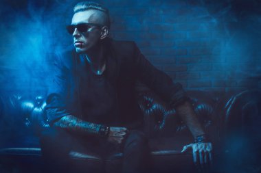 Bir vampir adam gözlüklü karanlık bir odada oturuyor. Klasik tarzı. Güzellik, moda.