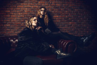 Vizon kat lüks bir iç poz güzel sarışın kadın. Moda, güzellik. Kış Koleksiyonu.