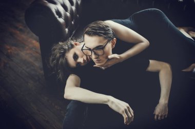 Çekici genç aşıklar evde portresi. Güzellik, moda.