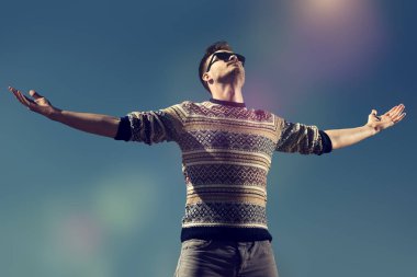 Gökyüzü yakışıklı bir adam portresi. Sonbahar moda erkekler için. Özgürlük, yaşam biçimi.