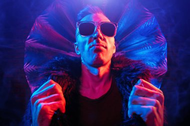 Çılgın disko adam portresi. Parti, disko. Renkli ışık.