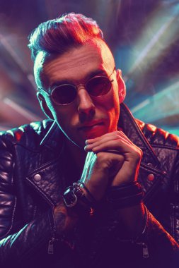 Çılgın disko adam portresi. Parti, disko. Renkli ışık.