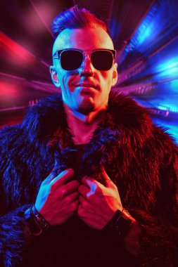 Çılgın disko adam portresi. Parti, disko. Renkli ışık.