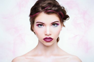 Kalıcı makyaj ve kozmetik kavramı. Güzellik parlak kalıcı makyaj ile cinsel bir kadın portresi. Beyaz arka plan.