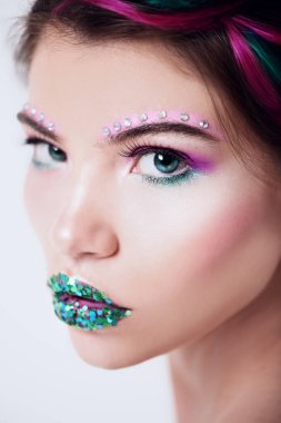 Kalıcı makyaj ve kozmetik kavramı. Güzellik parlak kalıcı makyaj ile cinsel bir kadın portresi. Beyaz arka plan.