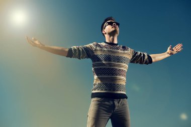 Gökyüzü yakışıklı bir adam portresi. Sonbahar moda erkekler için. Özgürlük, yaşam biçimi.