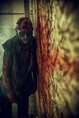 Ürpertici korkunç zombi. Cadılar Bayramı. Korku filmi.