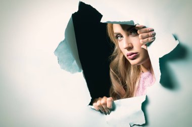 Güzel Bayan arkasından arka planı arıyorum. Güzellik, makyaj. 