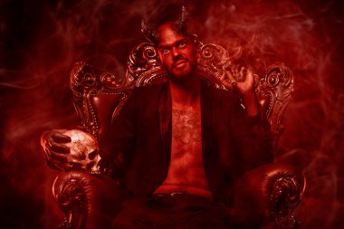 Tahtındaki kötü bir iblisin portresi. Korku filmi, kabus. Cadılar Bayramı.