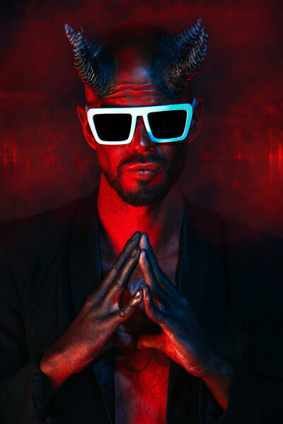 Портрет плохого демона в солнечных очках. Фильм ужасов, кошмар. Хэллоуин.