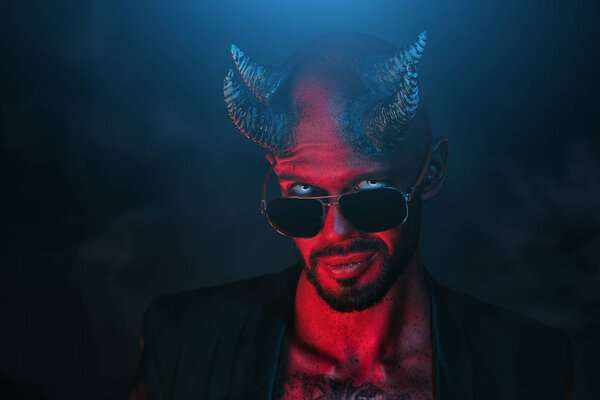 Портрет плохого демона в солнечных очках. Фильм ужасов, кошмар. Хэллоуин.