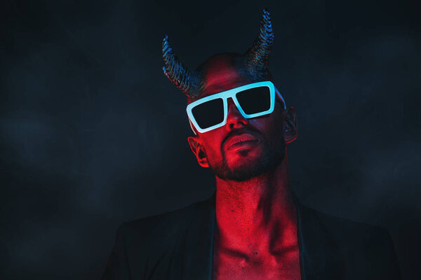 Портрет плохого демона в солнечных очках. Фильм ужасов, кошмар. Хэллоуин.