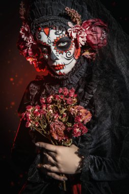Calavera bir buket çiçek tutan Catrina portresi. Şeker kafatası makyaj. Dia de los muertos. Ölülerin günü. Cadılar Bayramı.