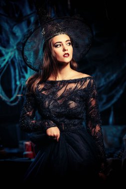 Cadı kostümü giymiş güzel bir bayan. Cadılar Bayramı. Kutlama.