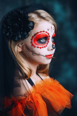 Karanlık grunge arka plan üzerinde Calavera Catrina kılık kız çocuk portresi. Şeker kafatası makyaj ile küçük kız. Cadılar Bayramı partisi. Dia de los muertos. Ölülerin günü. 