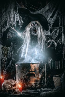 Bir cadı büyü hazırlanıyor. Halloween kılık. Korku filmi.