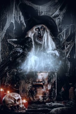 Bir cadı büyü hazırlanıyor. Halloween kılık. Korku filmi.