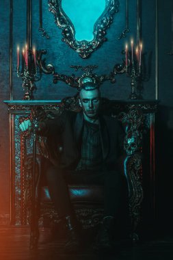 Karanlık bir odada bir vampir adamdır. Cadılar Bayramı. Güzellik, moda, korku.