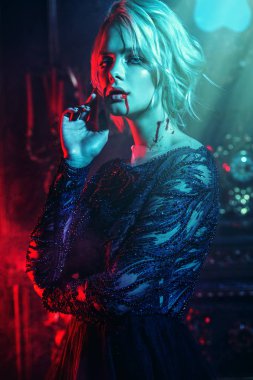Bir vampir kadın karanlık bir odada duruyor. Klasik tarzı. Güzellik, moda.