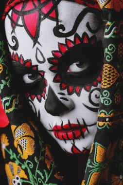 Calavera Catrina 'nın yakın plan portresi. Şeker kafa makyajı. Dia de los muertos. Ölüler Günü. Cadılar Bayramı.